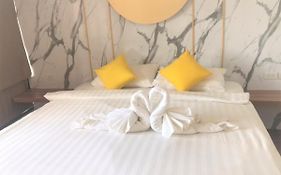 La La Moon Krabi Poshtel'N' Pool